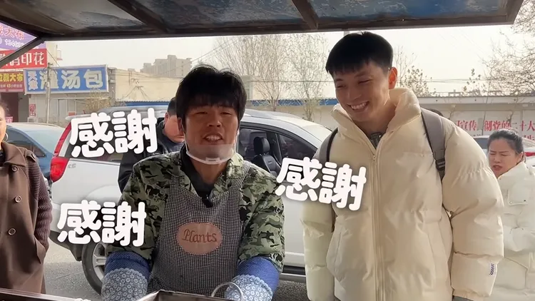 粥餅倫在得知台灣粉絲前來光顧後不斷致謝，態度相當親民。翻攝《我們倆Ricky&Nina》YouTube