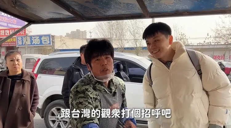 粥餅倫先前僅靠一台餐車賣灌餅，即便撞臉周杰倫後走紅仍十分踏實地過日子。翻攝《我們倆Ricky&Nina》YouTube