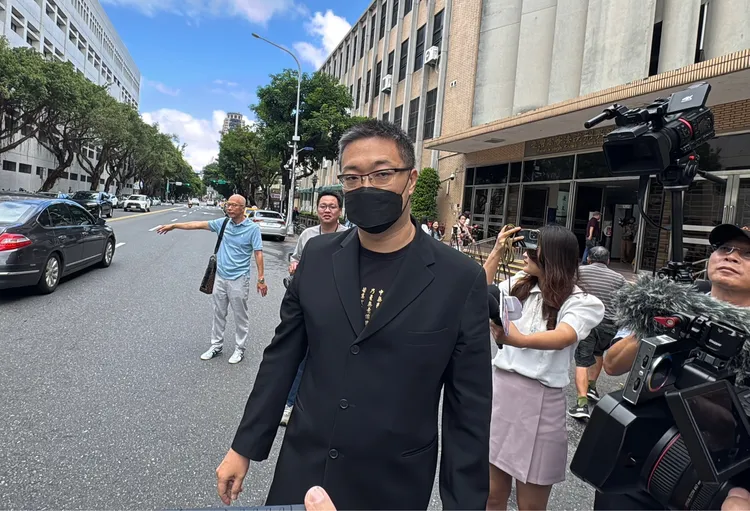 朱學恒今天庭訊後臉色鐵青離去，昨天的臉書道歉文似乎並未獲得認同。彭欣偉攝