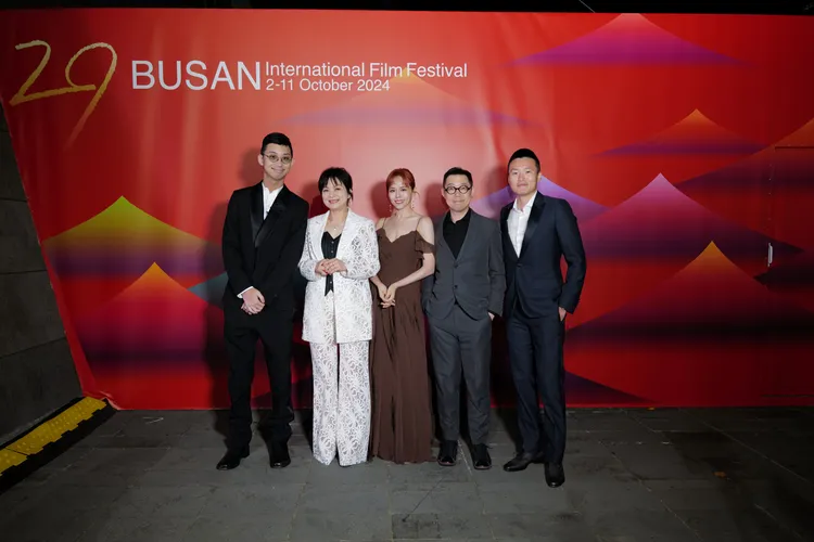 《小雁與吳愛麗》左起監製苗華川、楊貴媚、夏于喬、導演林書宇、監製張林翰於釜山影展開幕式。牽猴子提供