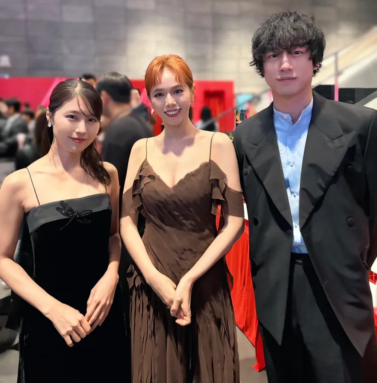 夏于喬和日本男星坂口健太郎及女星有村架純合影。牽猴子提供