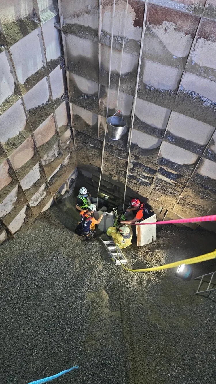 雲林砂石廠一名移工被砂石掩埋，只露出頭部，所幸救出時意識清楚，送醫治療。民眾提供