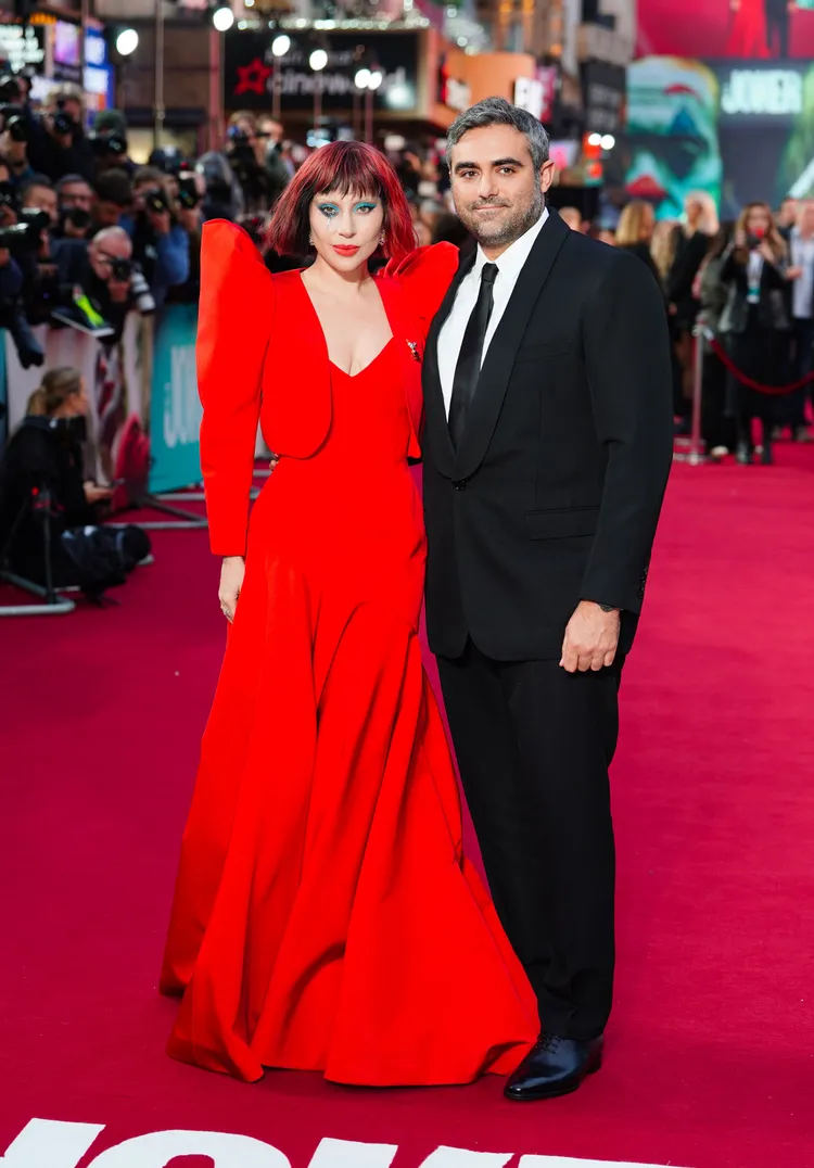Lady Gaga（左）偕同未婚夫出席《小丑：雙重瘋狂》倫敦首映。品牌提供