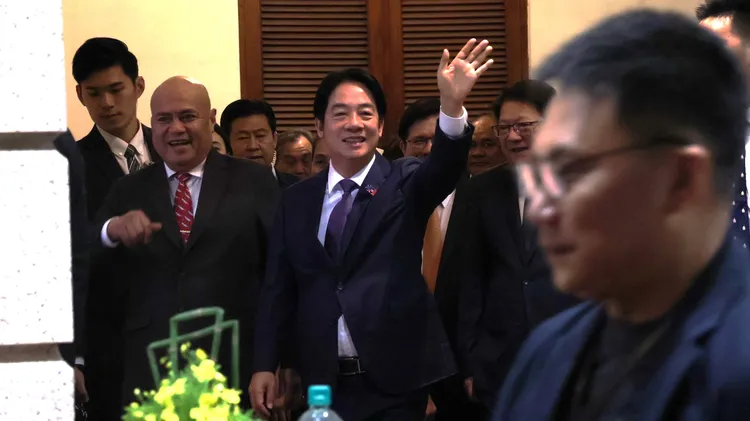 我國友邦吐瓦魯國總理戴斐立（Feleti Teo）（右）伉儷受邀來台參訪，與總統賴清德一起出席國慶酒會。記者葉家瑋攝