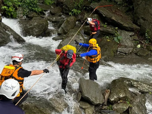 山陀兒颱風侵襲!3人登山隊受困瓦拉米步道 警消今晨涉險全救出