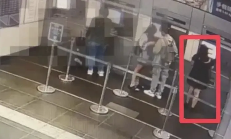 古女犯案後賣車票搭高鐵南下高雄左營。翻攝畫面