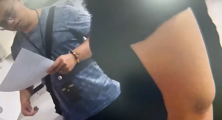 大同分局警員出示拘票拘提古女到案，影片可見古女相較一般女性來得身材來得壯碩厚實。翻攝畫面