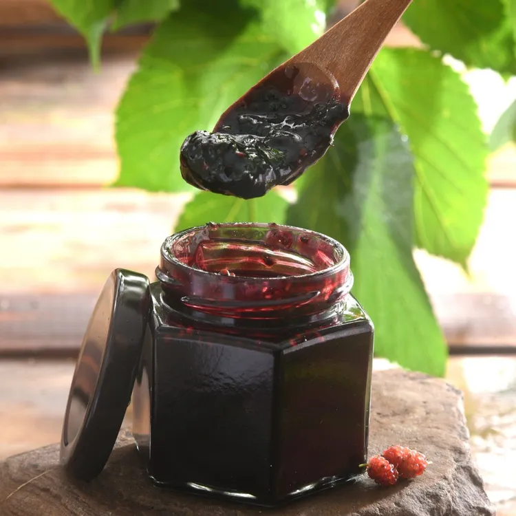 專案加碼贈送送前30組入住貴賓，第16任正副總統就職國宴伴手禮「甜玉軒—桑椹紅酒果粒醬禮盒」。業者提供