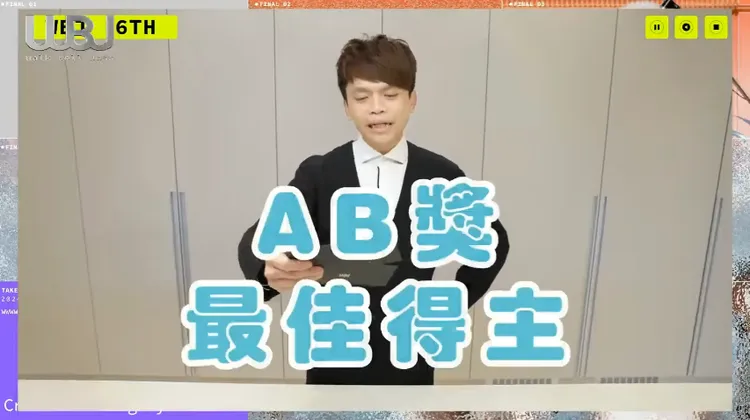 蔡阿嘎怒頒「AB獎」給林蘿拉。翻攝《走鐘獎頒獎典禮 Walk Bell John Awards》YouTube