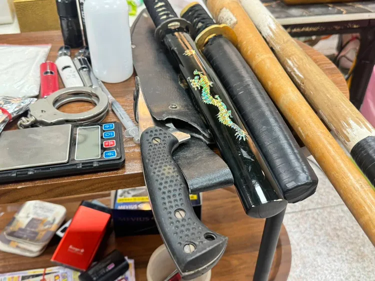 警方找到棍棒刀械，陳男則辯稱是防身用。民眾提供