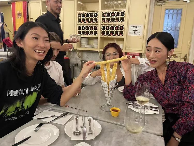 吳可熙在韓國大啖美食。CAA提供