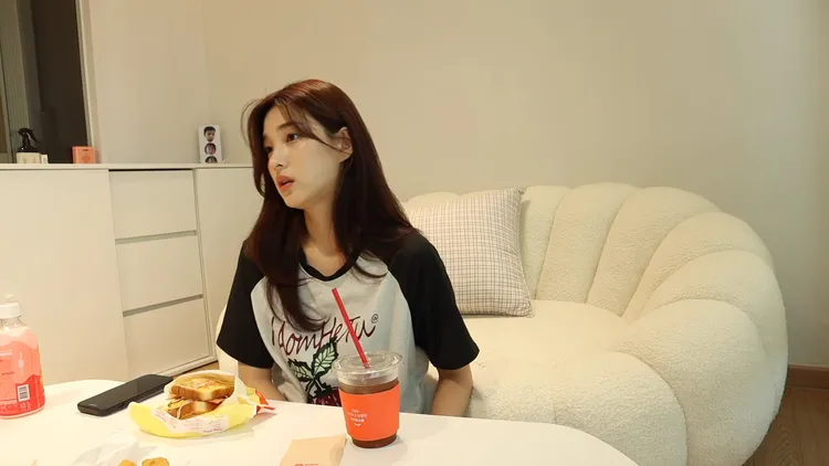 律喜昨在YouTube公開崔敏煥買春音檔，透露他開出的贍養費超低，無法負擔3個小孩，因此才決定讓小孩留在原本的環境成長。翻攝YouTube