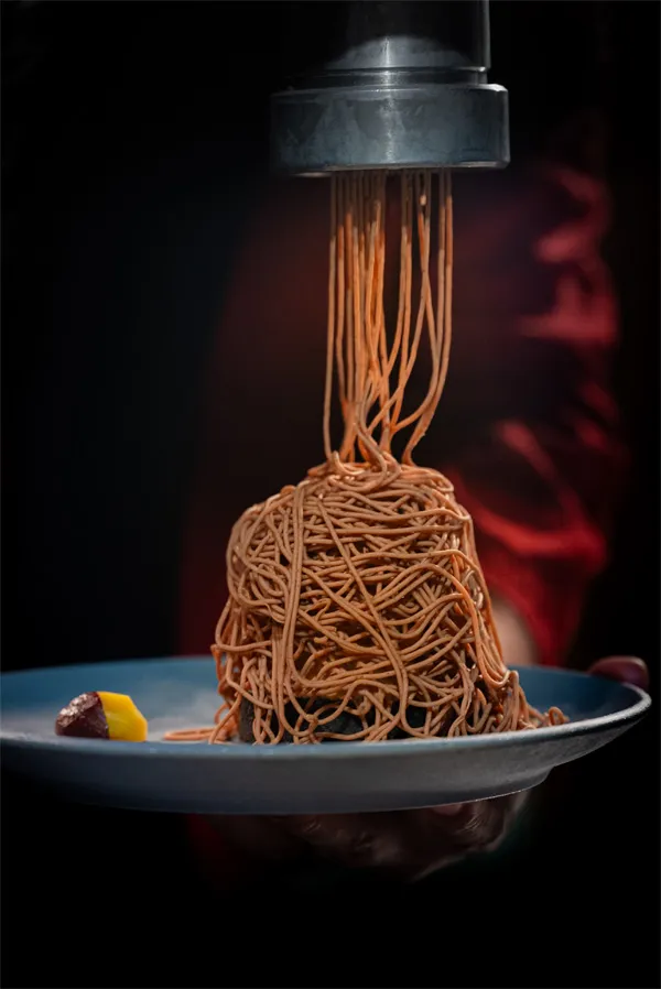 蒙布朗擠花機展演視覺饗宴，夢幻聯動NOKE週年慶檔期。業者提供