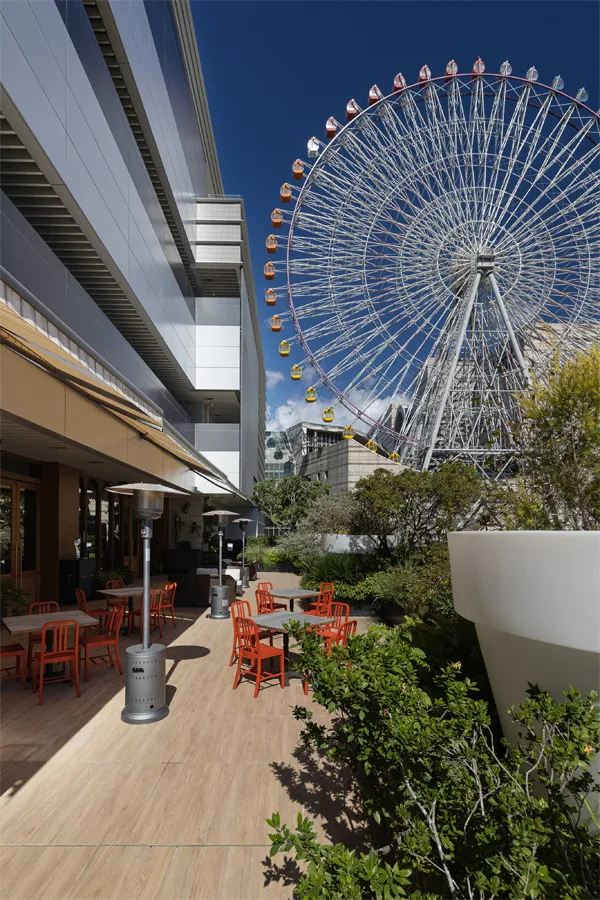 Bar Domani 義式餐酒館，戶外用餐區同時也是觀賞摩天輪的最佳心動距離。業者提供