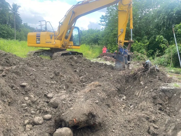 潘姓男子等人在溪畔竊取漂流木後，運往屏東高樹農地掩埋，想要轉賣牟利。民眾提供