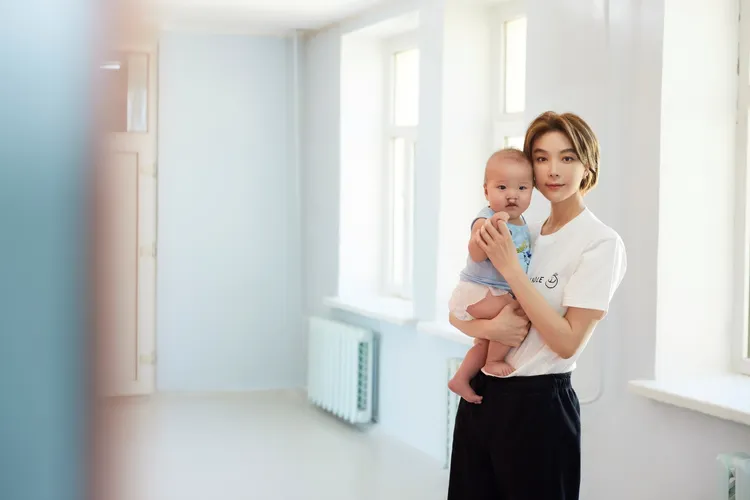 蔡淑臻義診行動中緊抱六個月大的蒙古唇腭裂男孩。羅慧夫顱顏基金會提供