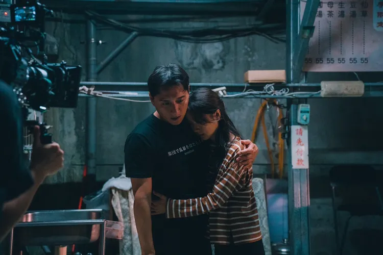 鄭人碩（左）與許安植用精湛演技刻畫世間男女在戀愛中的掙扎與無奈。圖／大賞門文化提供