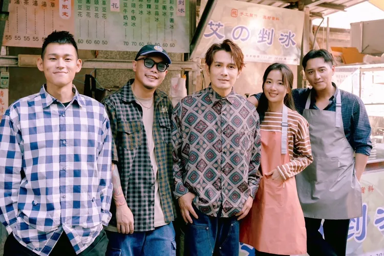 羅文裕（左三）與草屯囝仔合作新歌《白目》MV，邀來鄭人碩（右起）與許安植演出。圖／大賞門文化提供