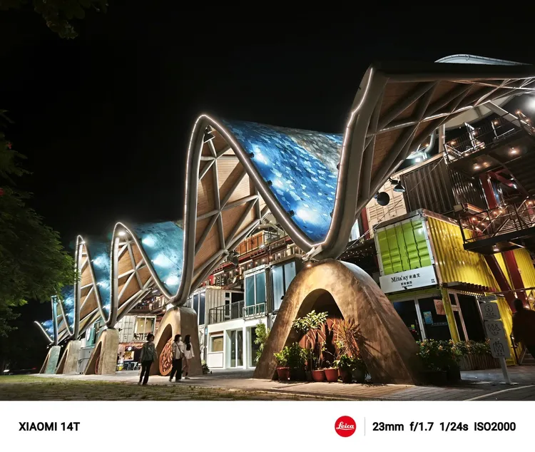 明暗對比明顯的鐵花村，細膩保留暗部細節。小米 提供