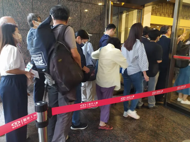 台新金與新光金今(9日)各自召開臨時股東會，今天的股臨會將討論新新併一案，其中新光金股臨會一早8點多現場股東們大排長龍。許麗珍攝