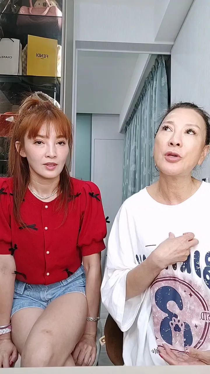 楊繡惠（右）和江泳錡一起直播。翻攝楊繡惠臉書