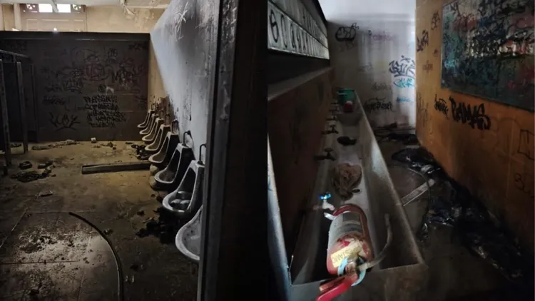 爆炸現場的洗手間成一片狼籍，可見使用過的滅火器。翻攝自X@croniosv