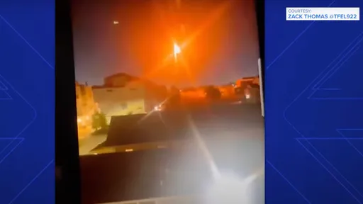 美國德州驚傳直升機撞上廣播電塔　垂直墜落爆炸現場一片火光