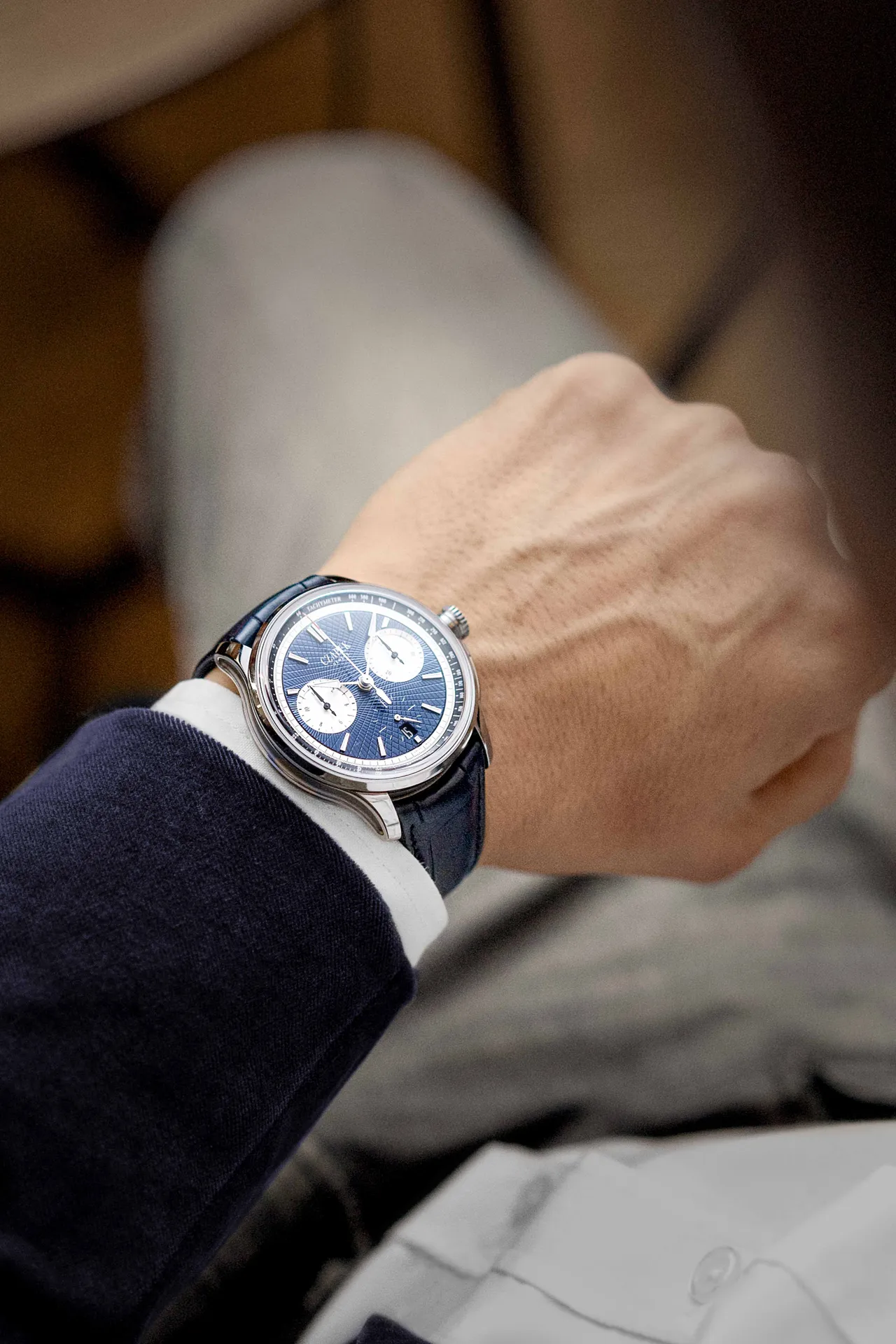 Czapek & Cie Faubourg de Cracovie Crossroads腕錶,41.5mm,精鋼錶殼,合金401 Czapek藍色/灰色手工璣鏤紋 Crossroads錶盤,鱷魚皮錶帶,SXH3機芯,動力儲存65小時,防水深度50米,各150萬元。品牌提供