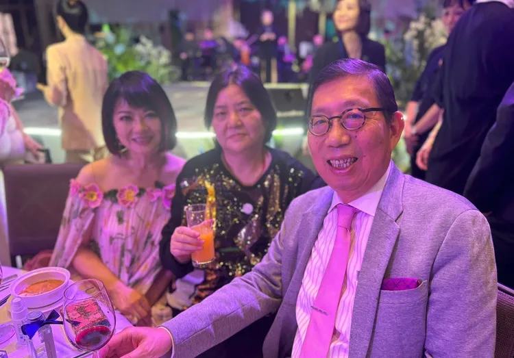 知名經紀人寬姊與富邦金控董座蔡明興與他老婆翁美慧合影。讀者提供