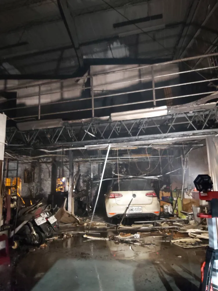 現場有3輛汽機車被燒毀。民眾提供