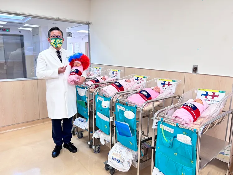 新竹國泰綜合醫院長曾英智與國慶寶寶合照。新竹市府提供