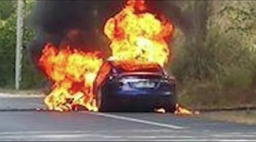 特斯拉變火海!法國4人喪車內 電動車安全再掀風暴