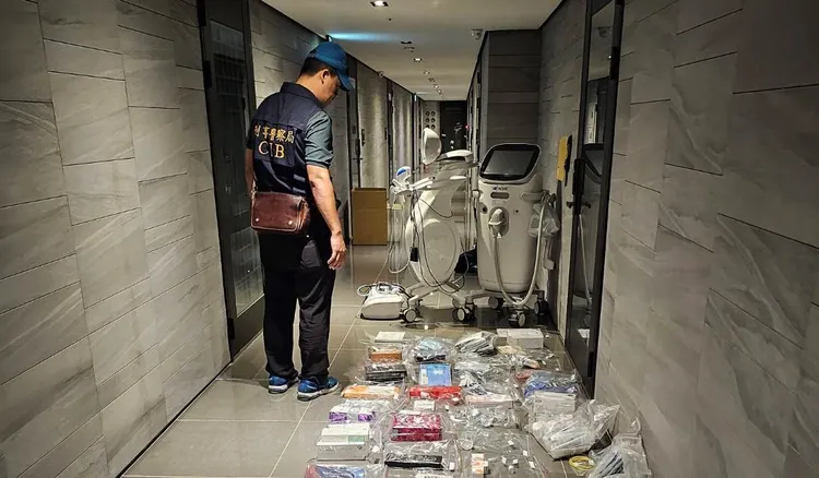 檢警查扣相關資料及醫療器材。翻攝畫面