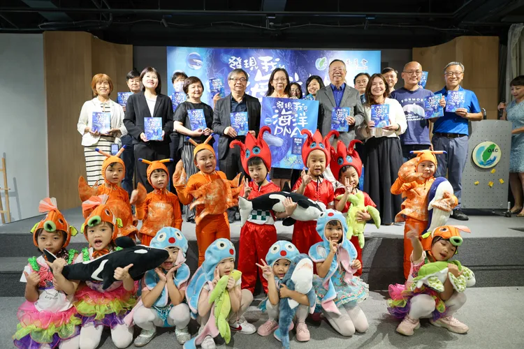 新書開箱長官貴賓合影。海委會提供