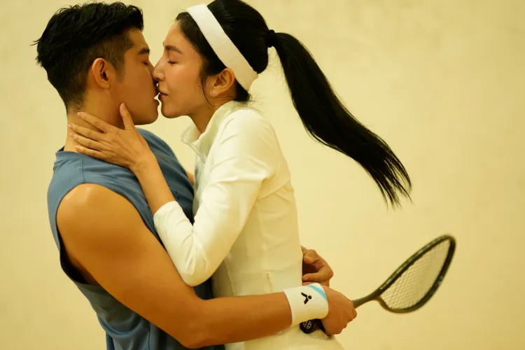 熱戀的楊謹華與王柏傑相約從事多種「運動」，一起打壁球。壹壹影業提供