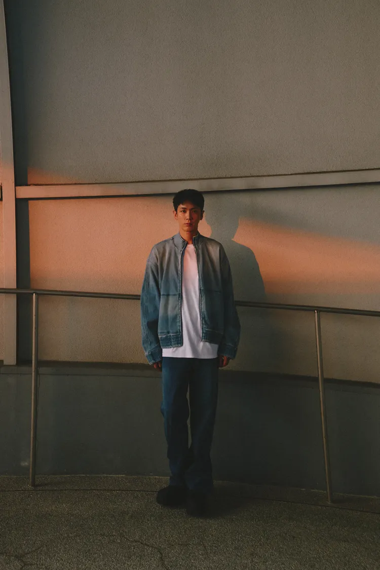 柯震東搭配率性感的水洗針織丹寧夾克。品牌提供