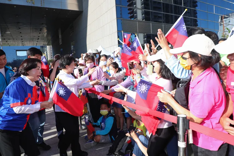 前一晚就有很多人在市民廣場排隊，等著參加升旗國旗典禮，並領取國慶紀念品。市府提供