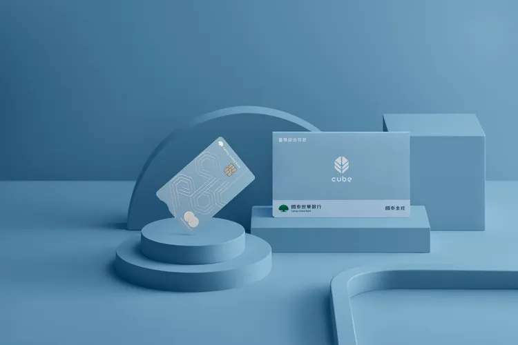 國泰世華銀行推出全新設計「CUBE簽帳金融卡」新裝亮相。國泰世華銀行提供