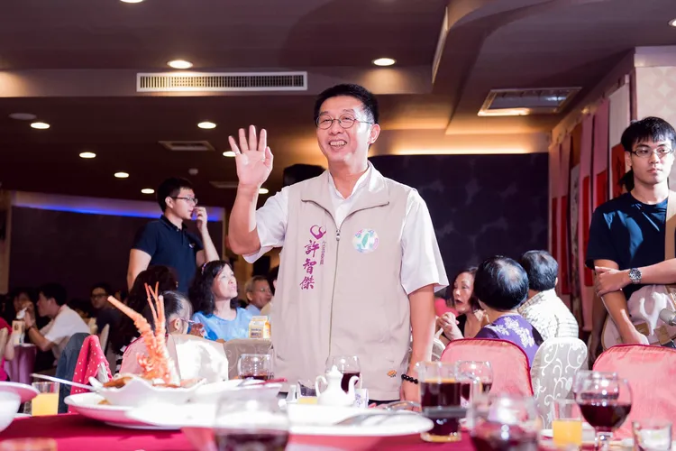 高雄市民進黨籍立委許智傑提到9名藍委列入危險名單。翻攝許智傑臉書