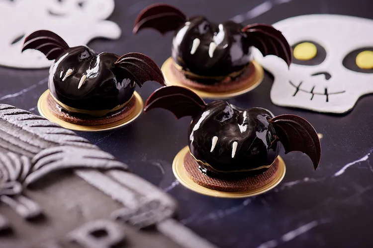 「Premier Sweet品頌坊的「黑蝙蝠」是濃郁的巧克力蛋糕搭配絲滑的巧克力慕斯，內餡櫻桃凍的酸甜果味更增添驚喜，售價240元。業者提供