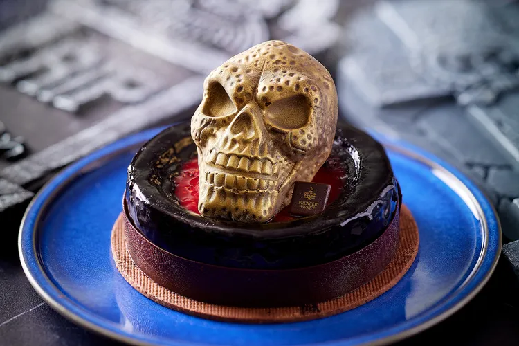 「Premier Sweet品頌坊」的 「黃金骷髏」蛋糕，以巧克力淋面搭配焦糖堅果有著濃郁風味，內餡的覆盆子和草莓果凍的有著不同的酸甜層次感，售價1000元。業者提供