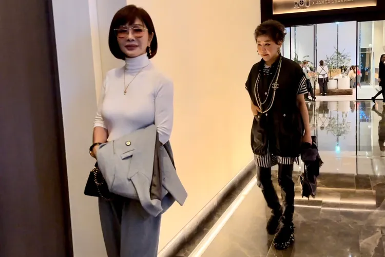 陳美鳳和藍心湄準備搭電梯上樓。特勤中心攝