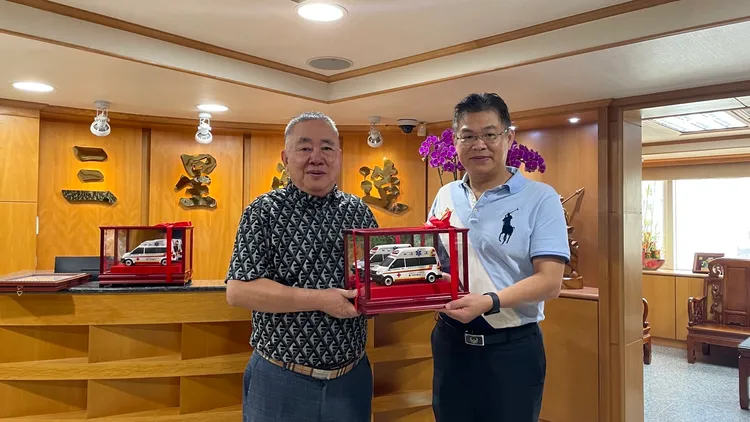 消防局致贈給三星營造張登金董事長的救護車模型。消防局提供