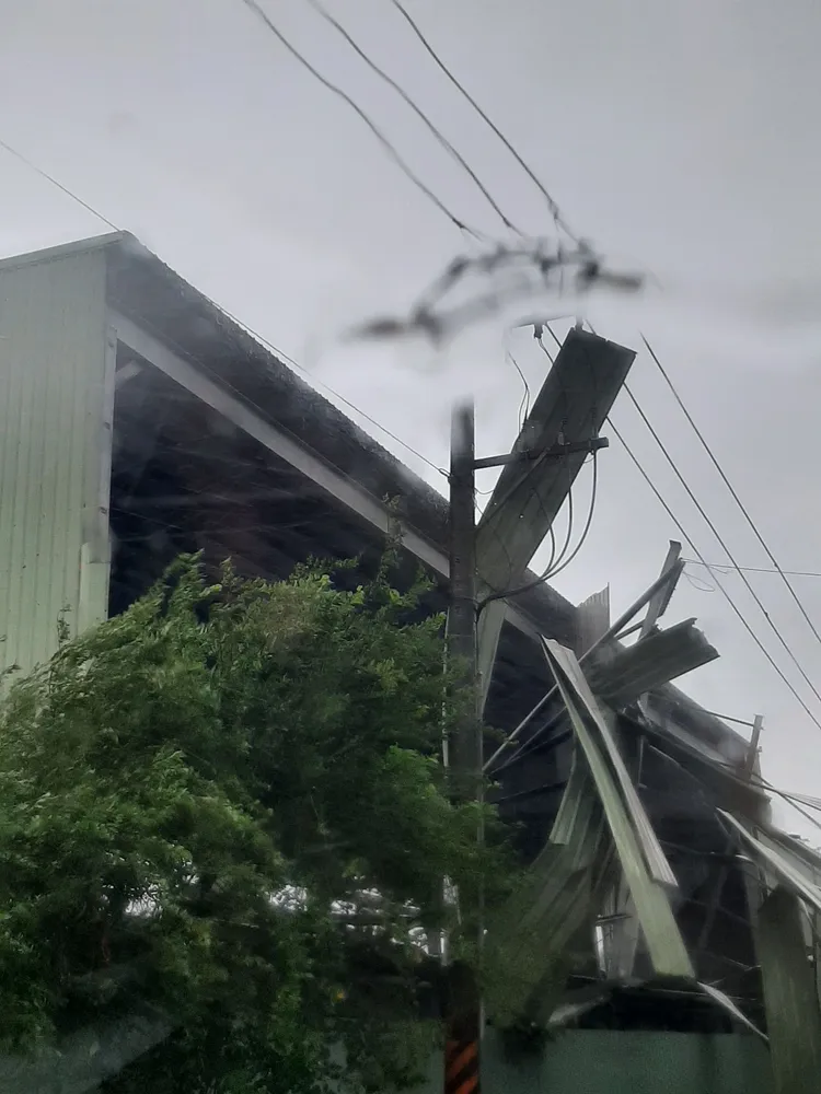 鐵片飛落卡在電桿上造成供電饋線跳脫，導致前鎮街一帶停電。翻攝畫面