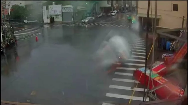 高雄市鼓山區元亨寺山下附近一家寺廟木製牌樓，08:13被強風吹倒，所幸未造成人員受傷。翻攝交通局路口即時影像畫面