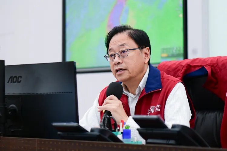 張善政主持「山陀兒颱風」災害應變中心第二次工作會議。桃園市府提供