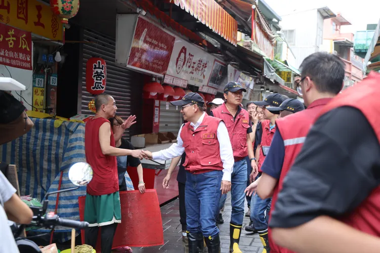  侯友宜今天下午再度視察金山老街市容恢復情形。新北市府提供