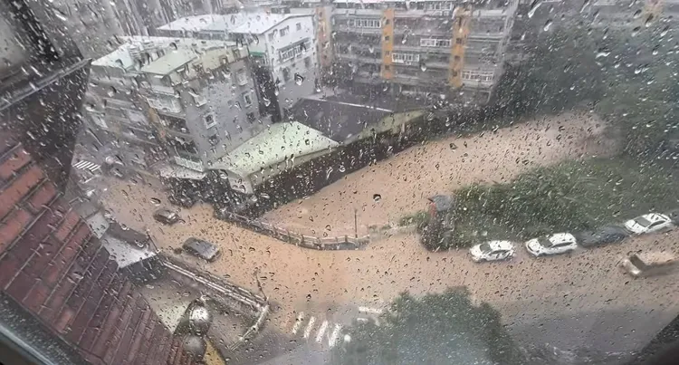 雨大排水不及，橋面有些積水。翻攝汐止集團臉書