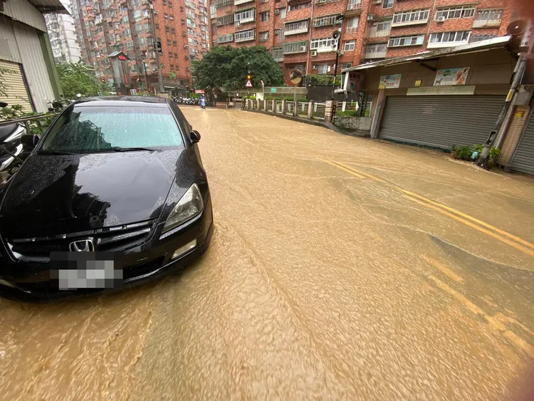 汐止水源路已積黃水。翻攝汐止集團臉書