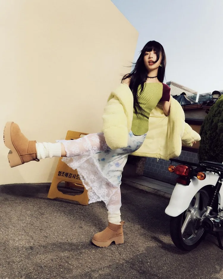 Hanni穿上UGG Classic Ultra Mini New Heights。翻攝ugg_korea IG